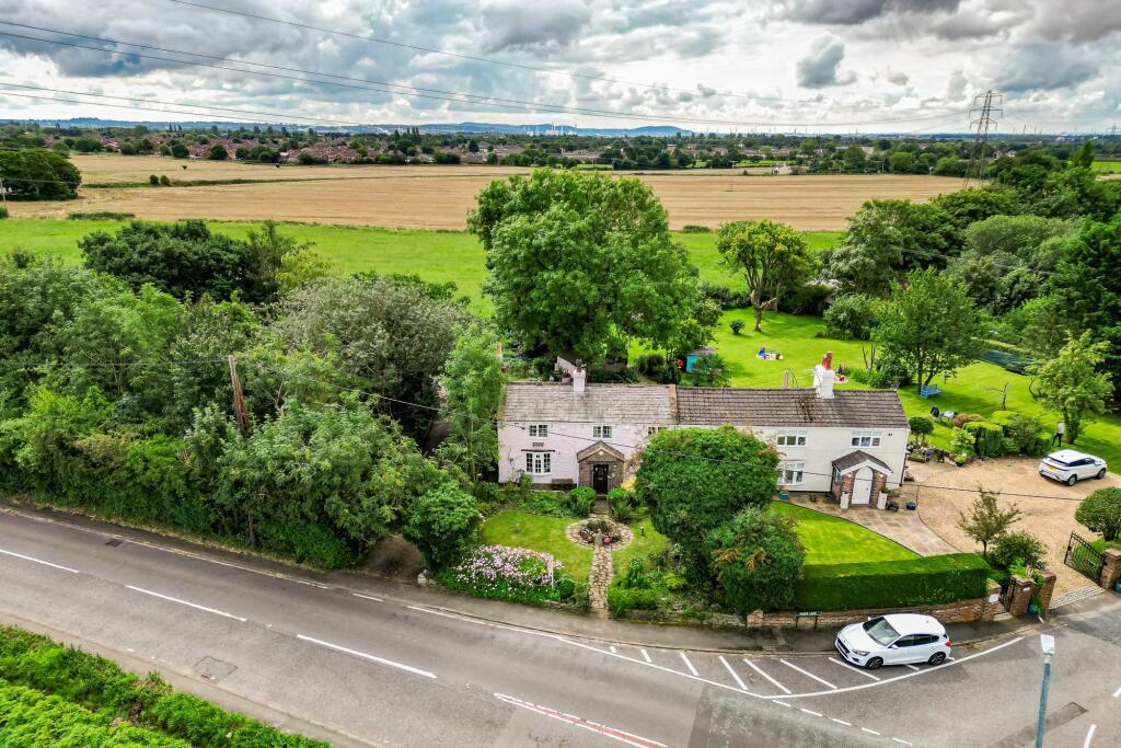 3 bedroom semidetached house for sale in Cronton Road, Widnes, WA8