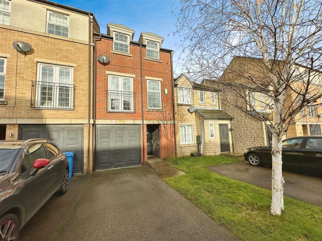 4 bedroom terraced house for sale in Lambwath Hall Court, Hull, HU7