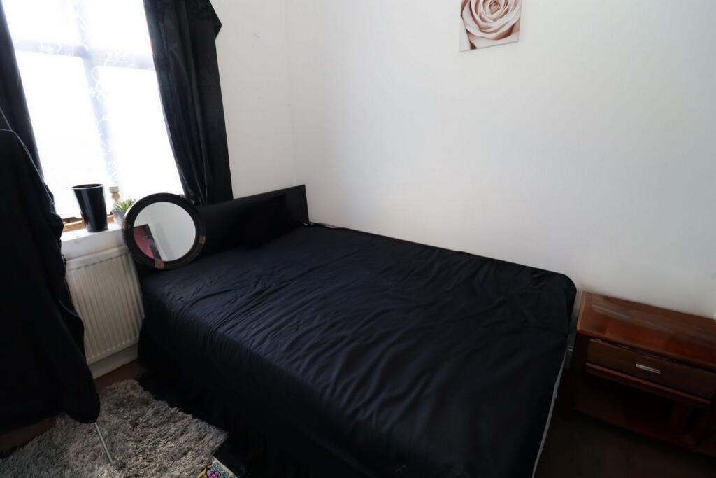 House share for rent in Redbridge Lane East, Ilford, IG4
