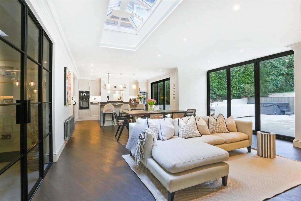 5 bedroom detached house for sale in Buckles Way, Banstead, SM7