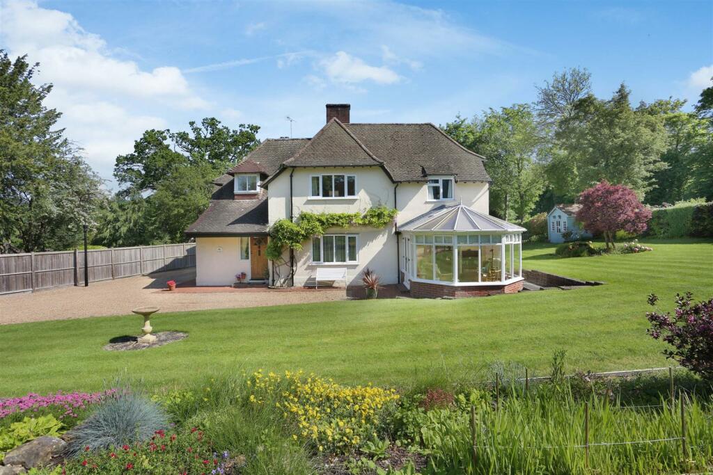 5 bedroom detached house for sale in Hazelwood Lane, Chipstead