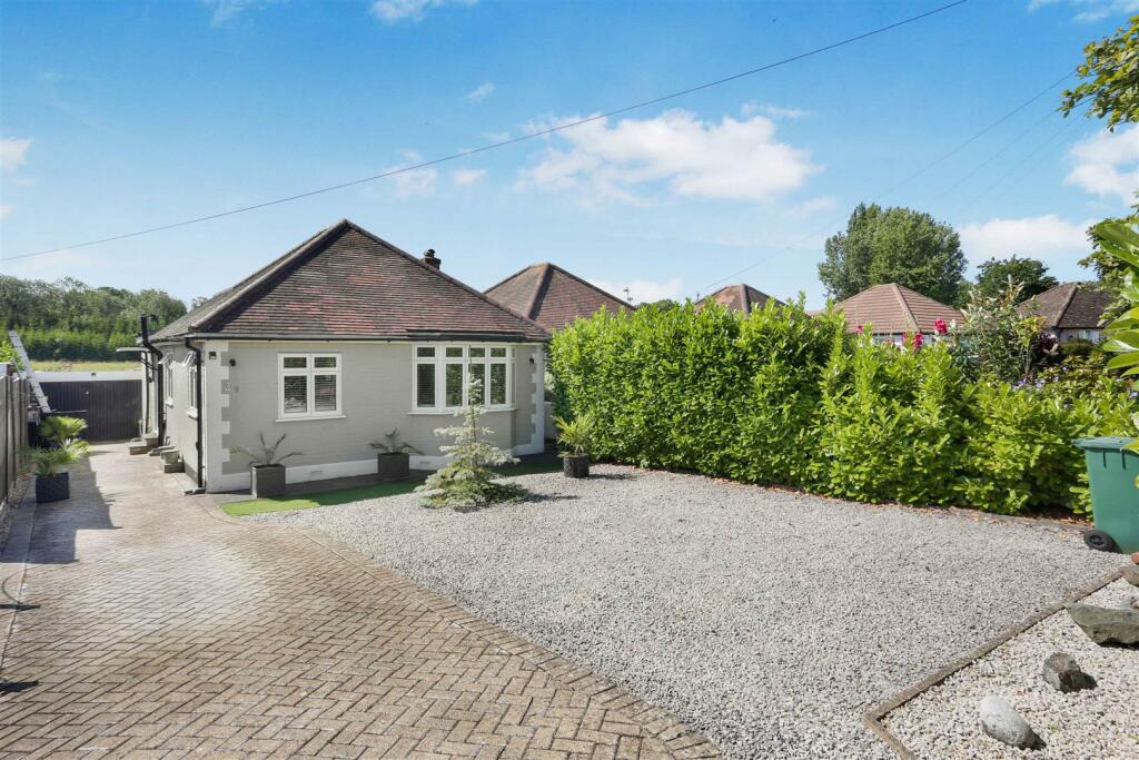 3 bedroom detached bungalow for sale in Fairlawn Grove, Banstead, SM7