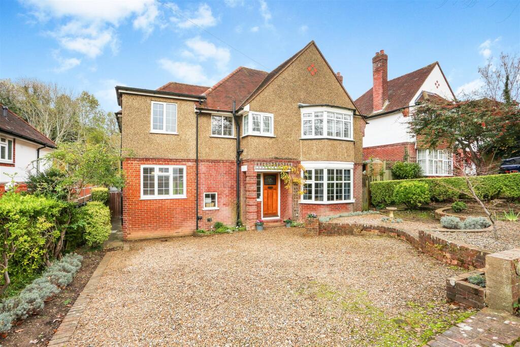 Main image of property: Green Curve, Banstead