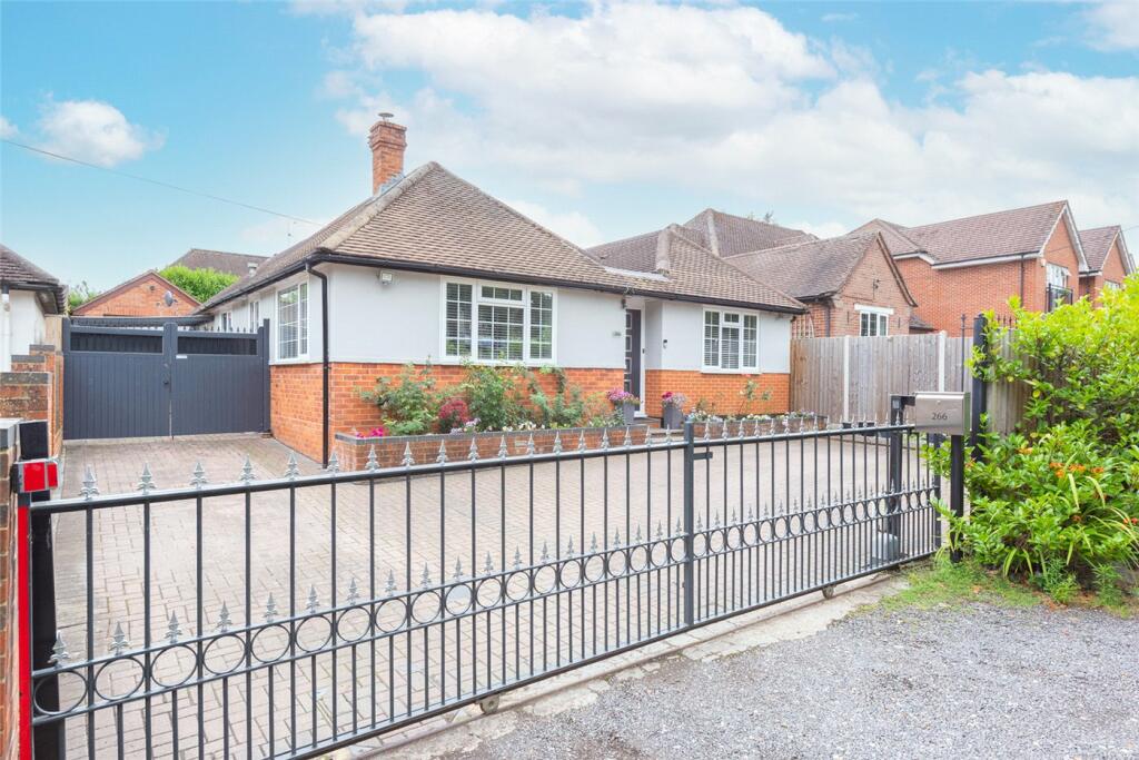 3 bedroom bungalow for sale in Reading Road, Winnersh, Wokingham
