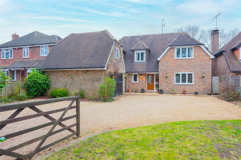 4 bedroom detached house for sale in Nash Grove Lane, Finchampstead