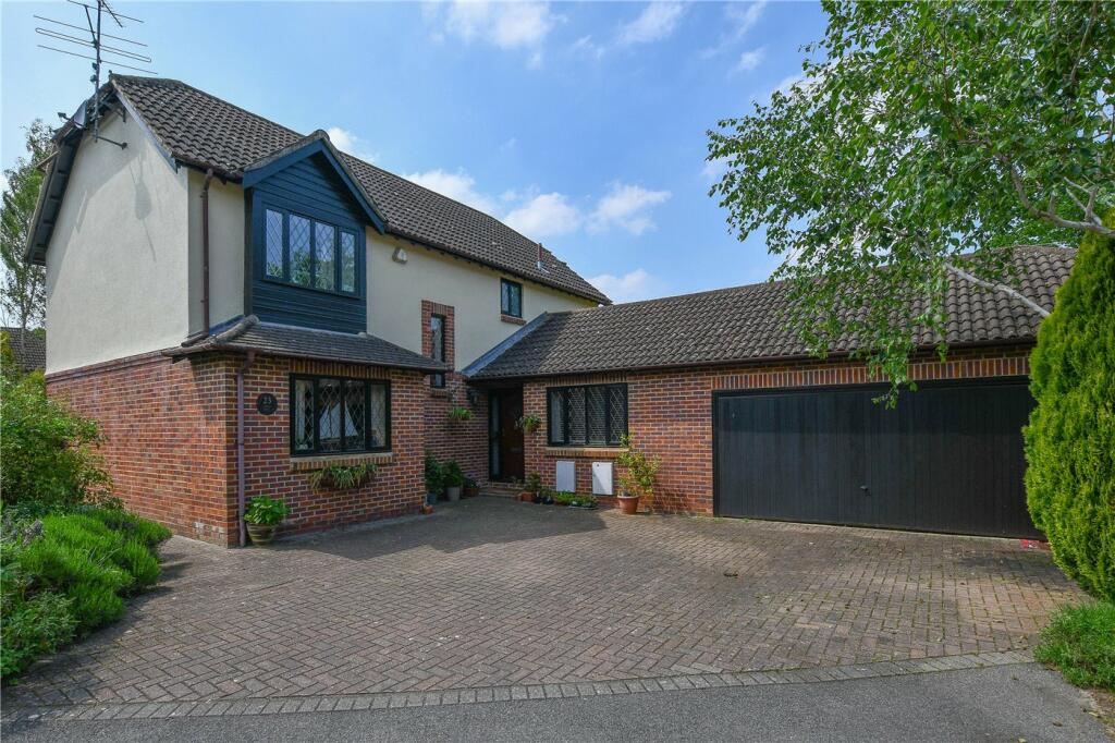 5 bedroom detached house for sale in Chivers Drive, Finchampstead