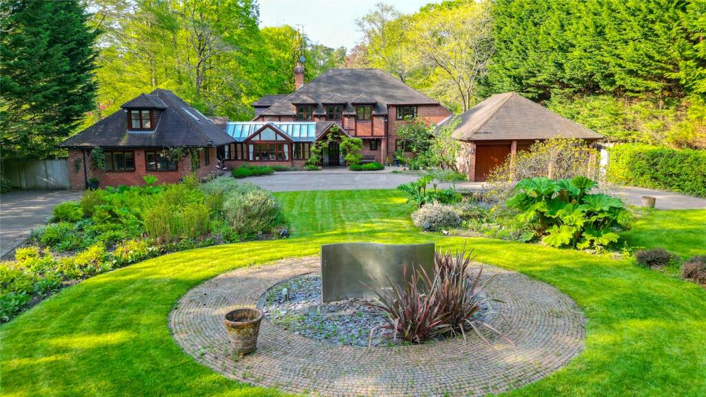 6 bedroom detached house for sale in Wellingtonia Avenue, Crowthorne