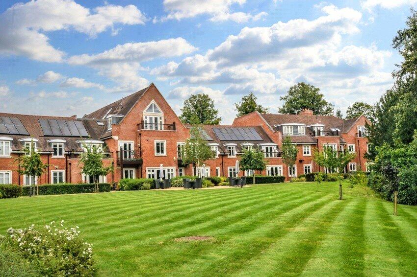 2 bedroom apartment for sale in Woolf Drive, Wokingham, Berkshire, RG40