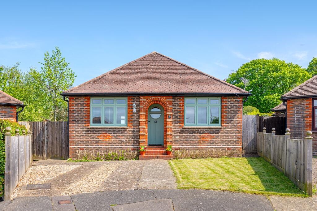 2 bedroom detached bungalow for sale in Highlands Crescent, Horsham