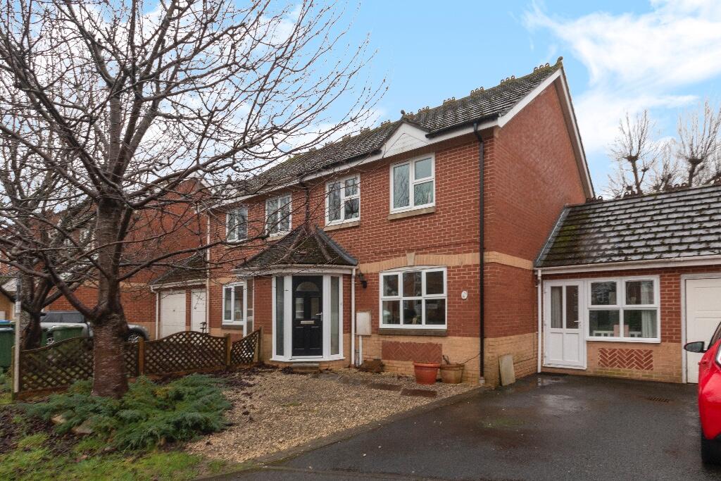 4 bedroom semidetached house for sale in Primrose Copse, Horsham, West