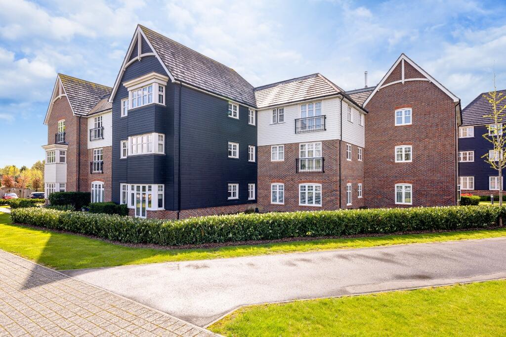 2 bedroom ground floor flat for sale in Kensett Avenue, RH13