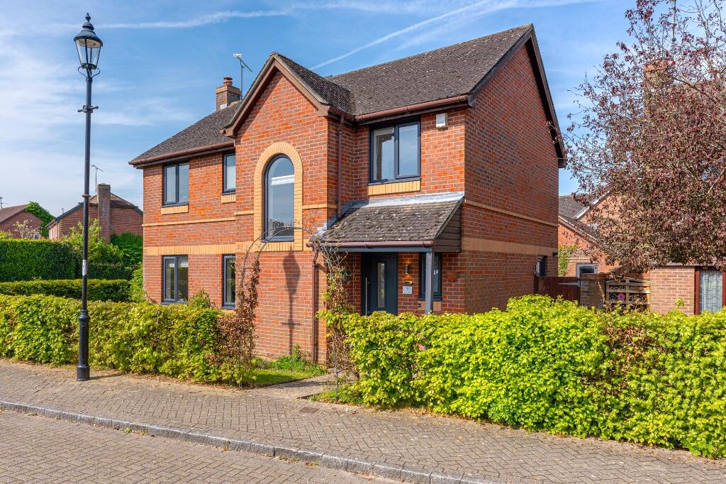 4 bedroom detached house for sale in Burns Close, Horsham, West Sussex