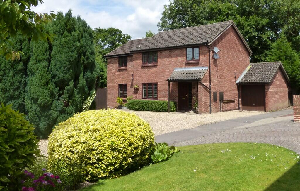 4 bedroom detached house for sale in Mallow Close, Horsham, West Sussex, RH12