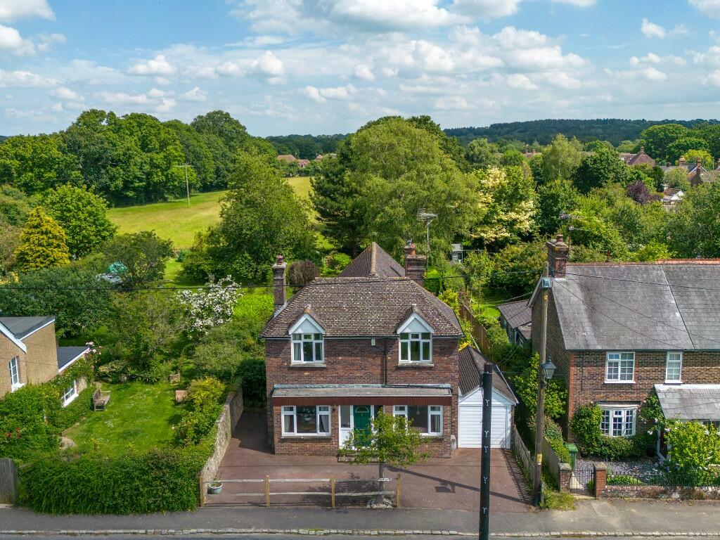 3 bedroom detached house for sale in Sandhills Road, RH13
