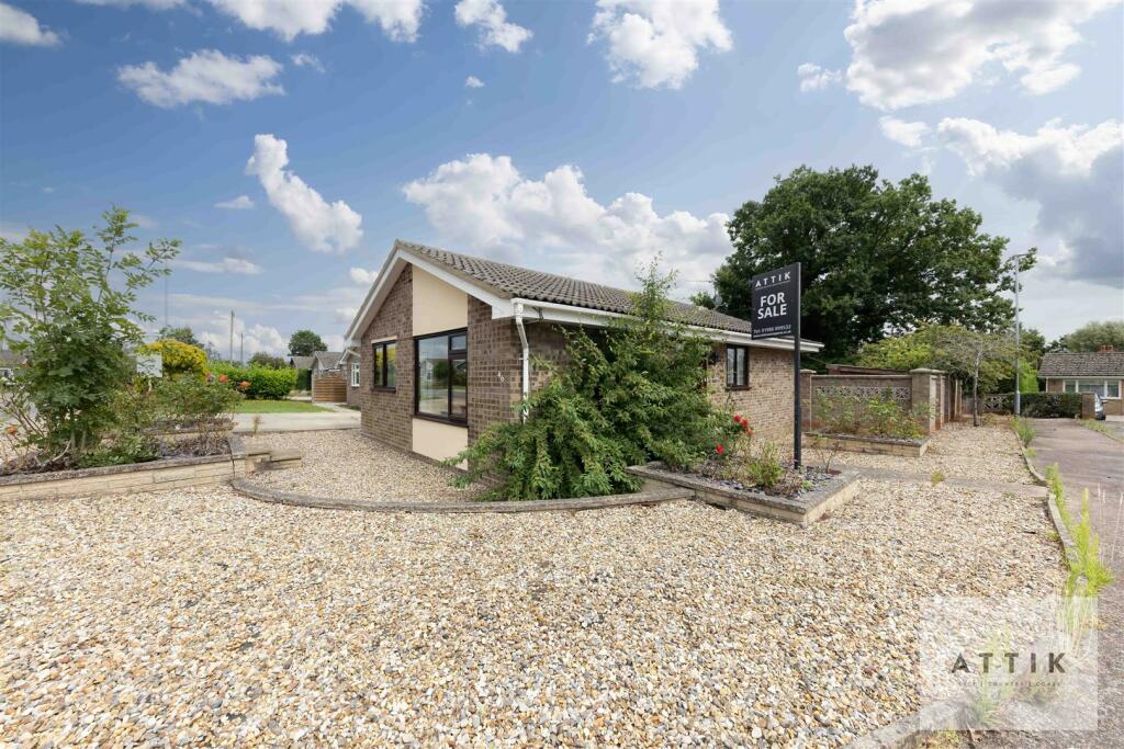 2 bedroom detached bungalow for sale in Barons Close, Halesworth, IP19