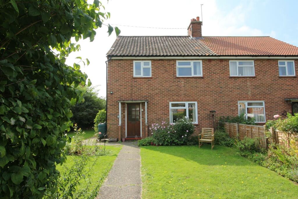 3 bedroom semidetached house for sale in The Avenue, Halesworth, IP19