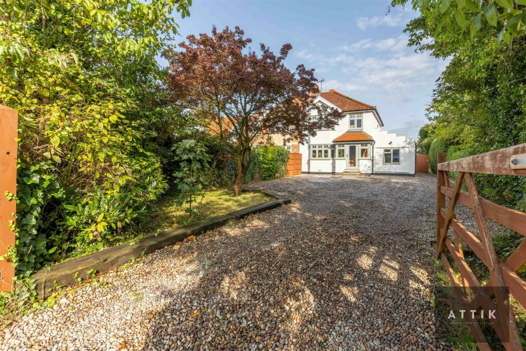 4 bedroom semidetached house for sale in Holton Road, Halesworth, IP19