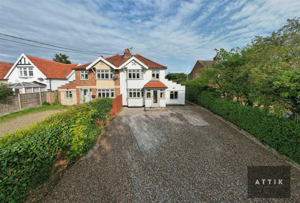 4 bedroom semidetached house for sale in Holton Road, Halesworth, IP19