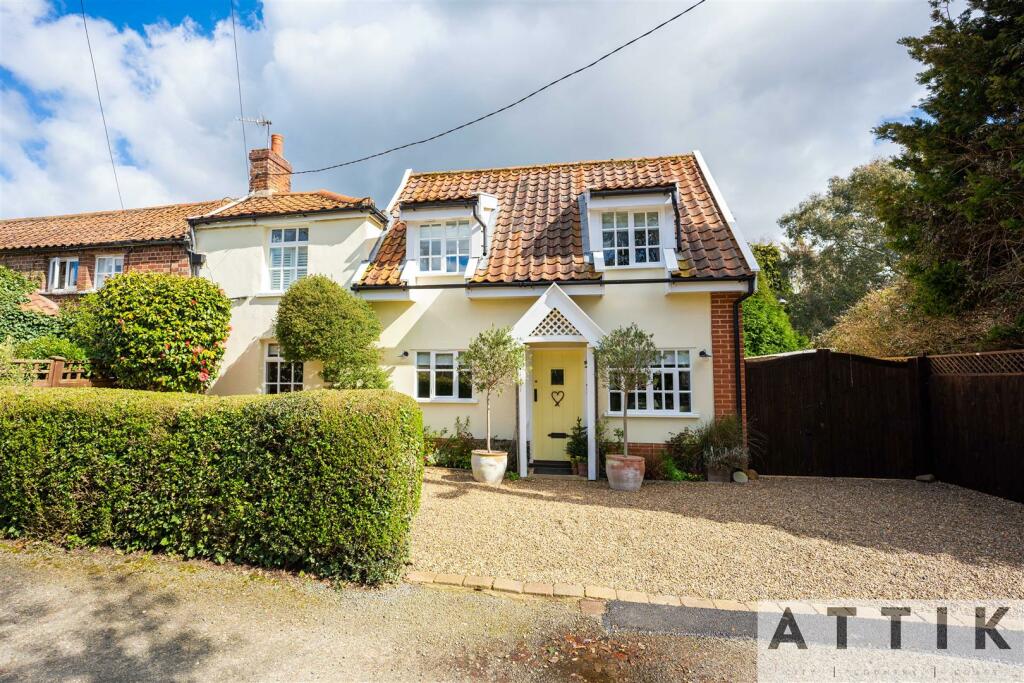 4 bedroom end of terrace house for sale in Coles Hill, Wenhaston