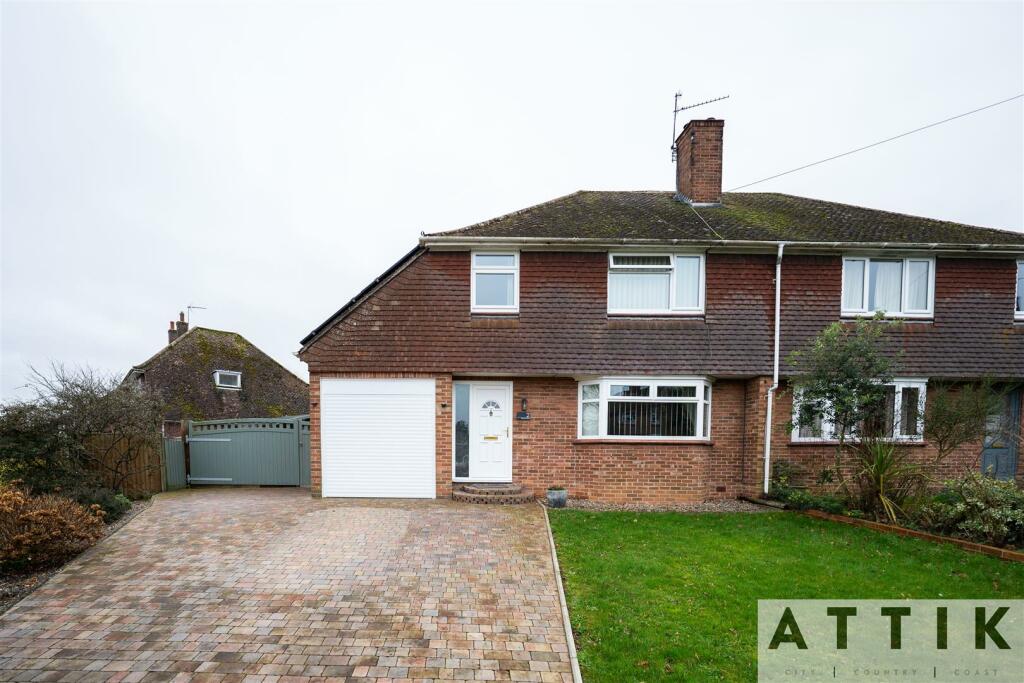 3 bedroom semidetached house for sale in Queens Drive, Halesworth, IP19