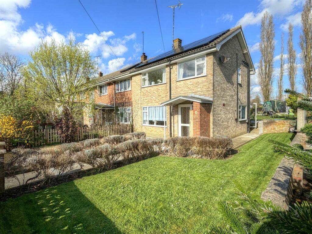 3 bedroom end of terrace house for sale in St. Felix Rise, Flixton