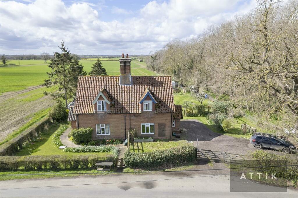 3 bedroom semidetached house for sale in Park Road, Flixton, Bungay, NR35