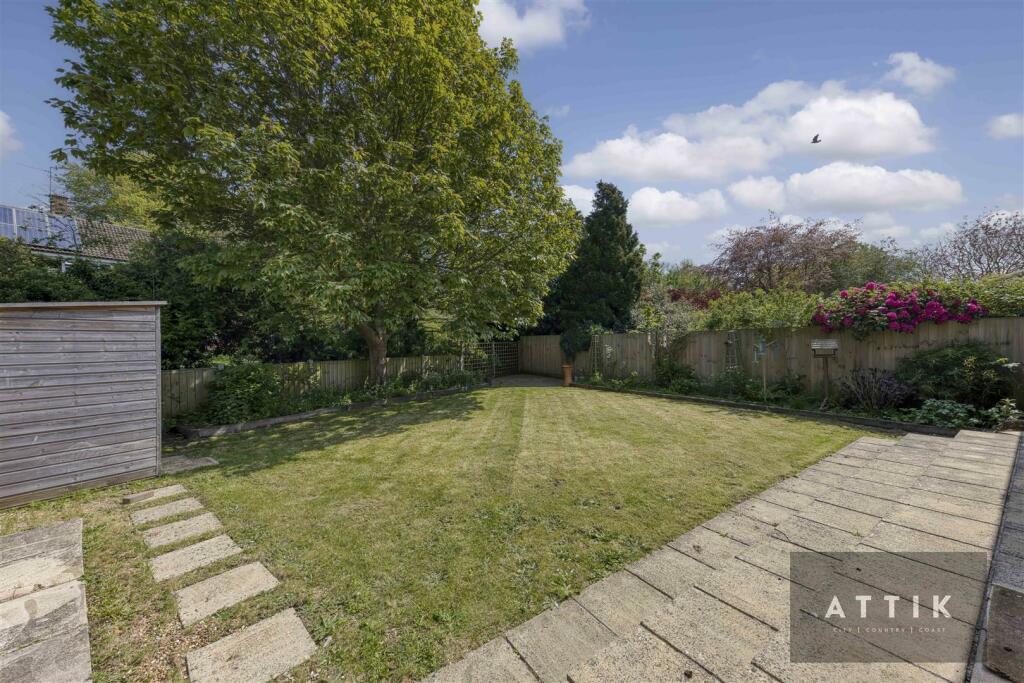 2 bedroom semidetached bungalow for sale in Valley Close, Holton