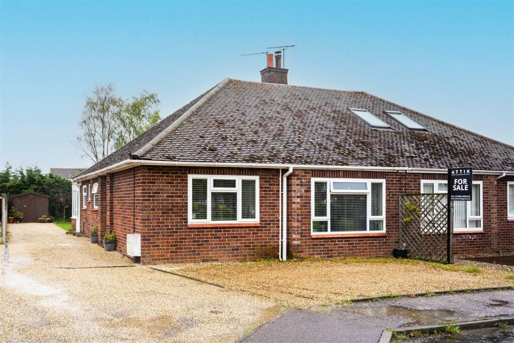 2 bedroom semidetached bungalow for sale in Princes Green, Halesworth