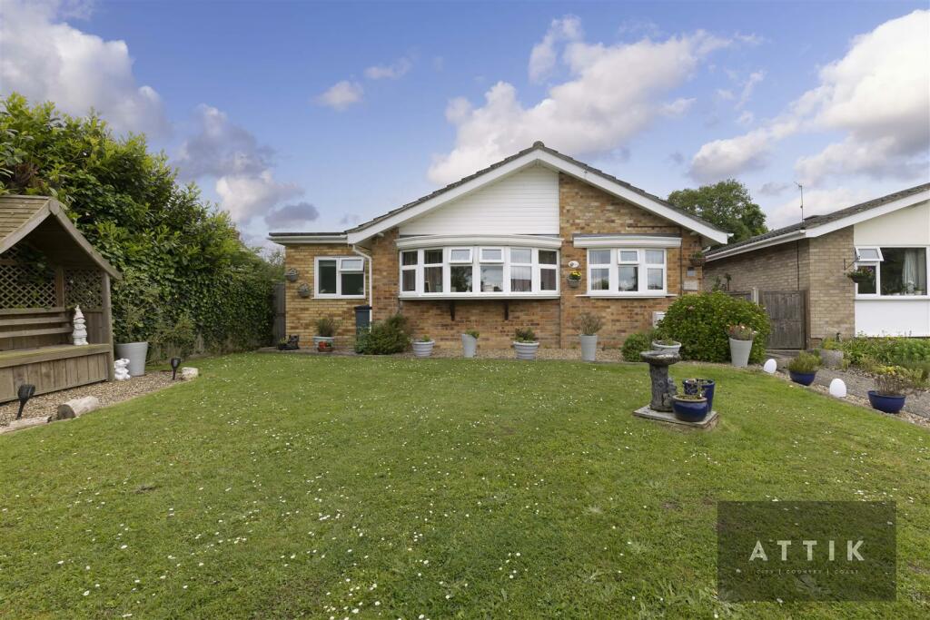 3 bedroom detached bungalow for sale in Greenbank, Halesworth, IP19