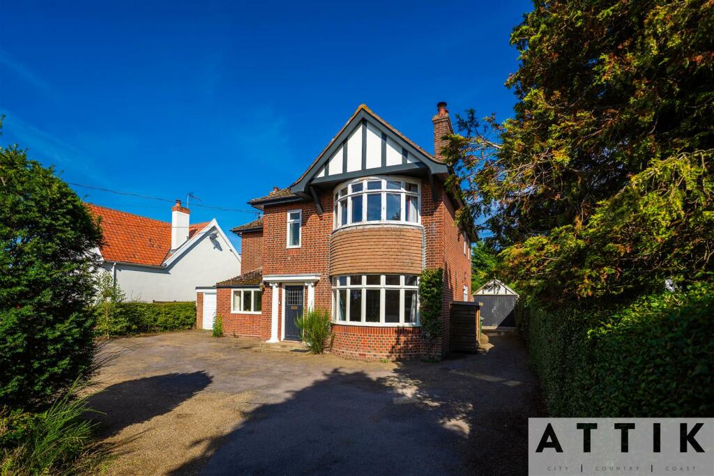 3 bedroom detached house for sale in Holton Road, Halesworth, IP19