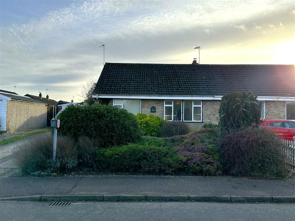2 bedroom semidetached bungalow for sale in Crosskeys Way, Mattishall