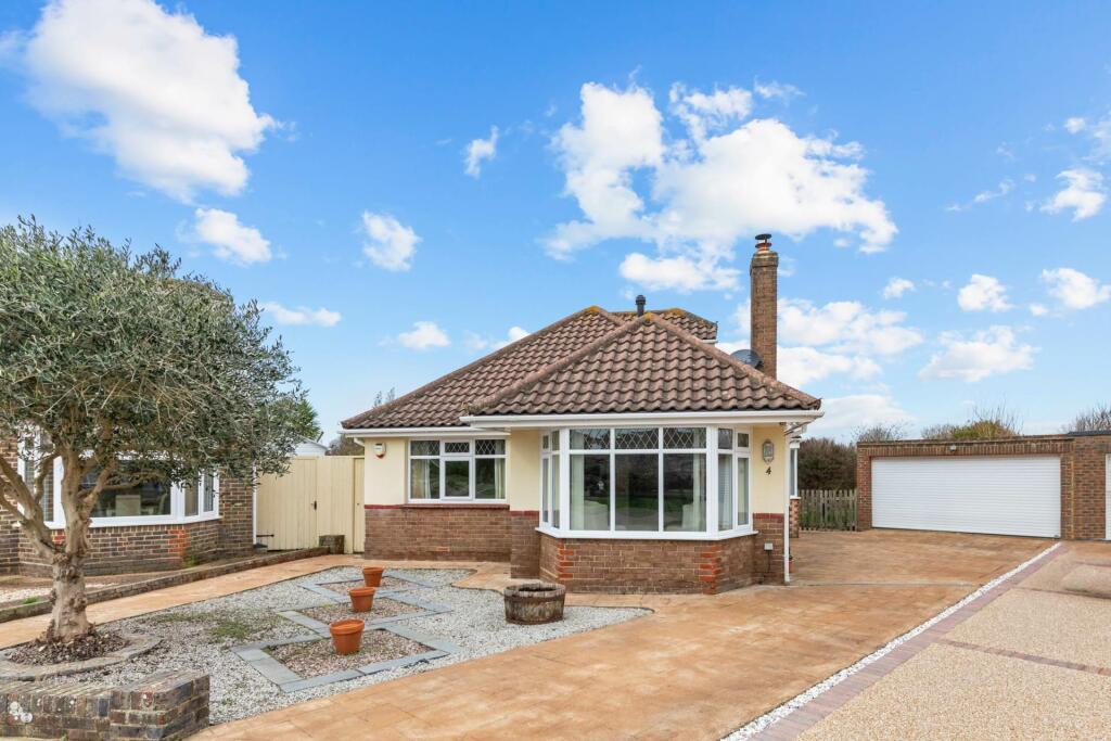 3 bedroom detached house for sale in Glynde Close, Ferring, BN12
