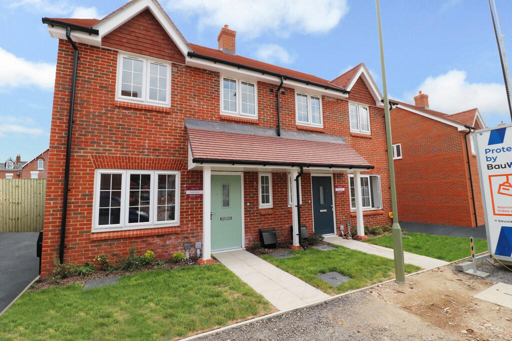 3 bedroom semidetached house for rent in Gardens , Wickham, PO17