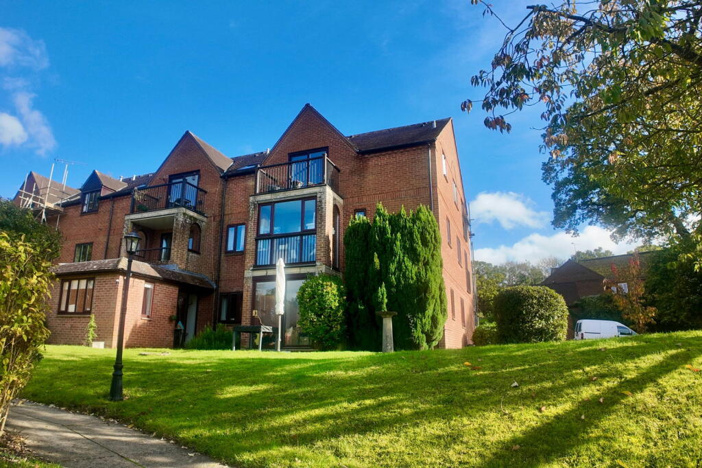 Main image of property: Eynsham Road, Farmoor, Oxford, OX2 9TA