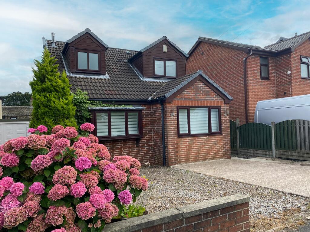 4 bedroom detached house for sale in Kings Head Road, Mirfield, WF14