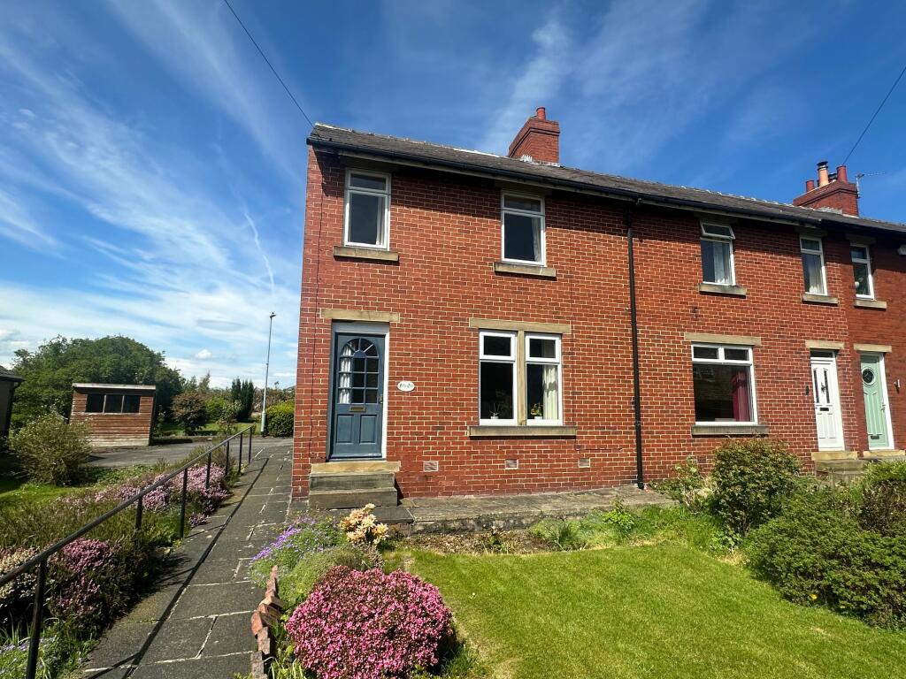 3 bedroom end of terrace house for sale in Turnshaw Road, Kirkburton, HD8