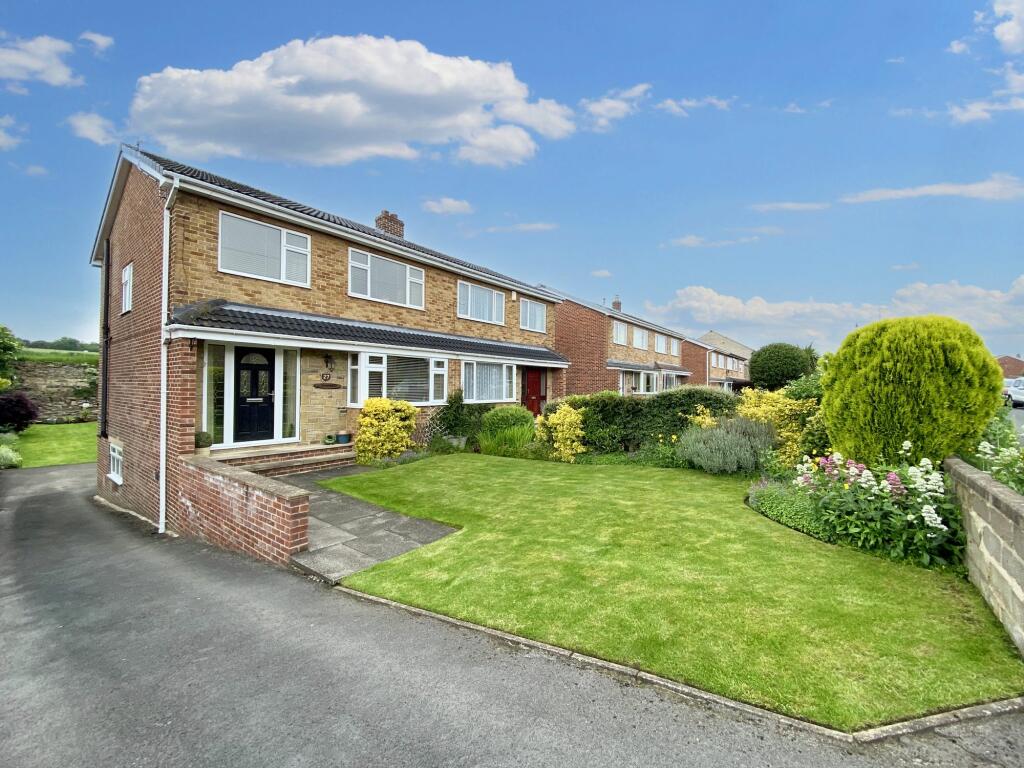 3 bedroom semidetached house for sale in Quarryfields, Mirfield, WF14