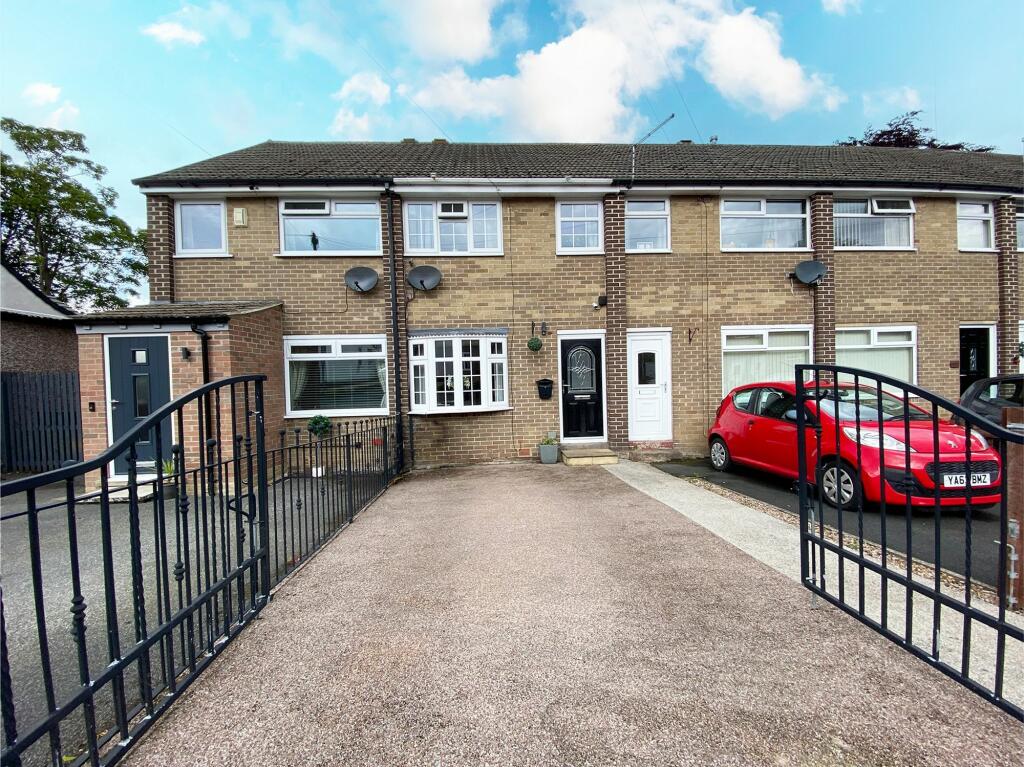 4 bedroom terraced house for sale in Lincroft Avenue, Huddersfield, HD5