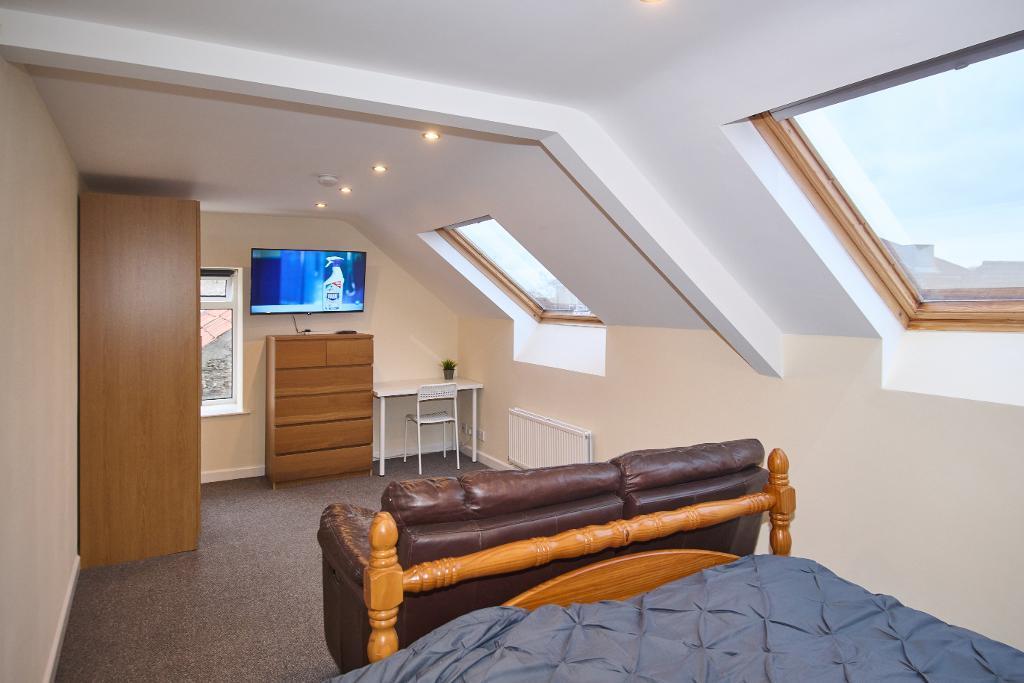 Main image of property: High Street, Staple Hill, Bristol, BS16 5HH