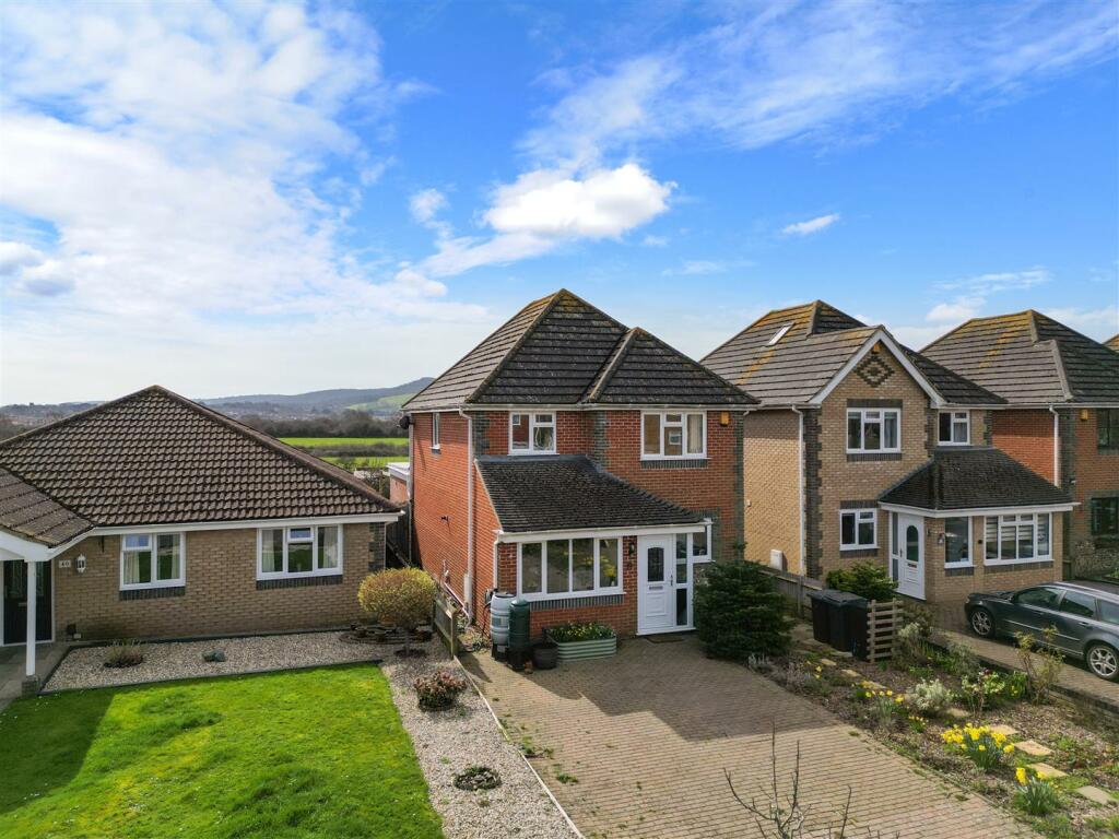4 bedroom detached house for sale in Aberdale Road, Polegate, BN26