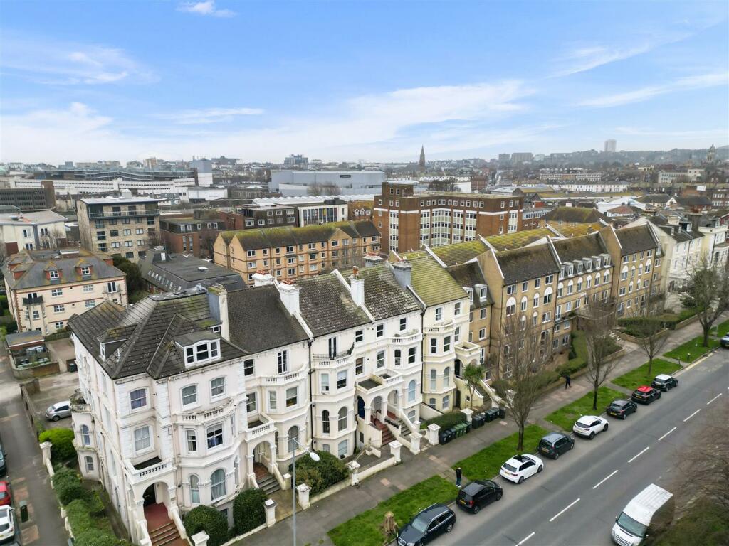 2 bedroom flat for sale in The Avenue, Eastbourne, BN21