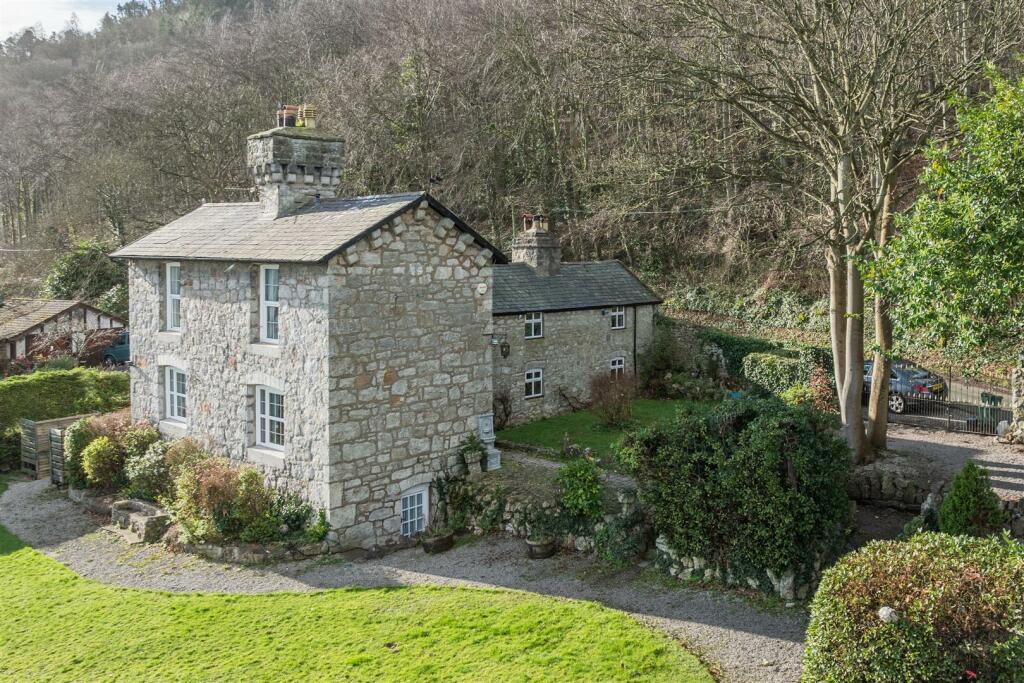 4 bedroom detached house for sale in Tan Y Gopa, Abergele, LL22