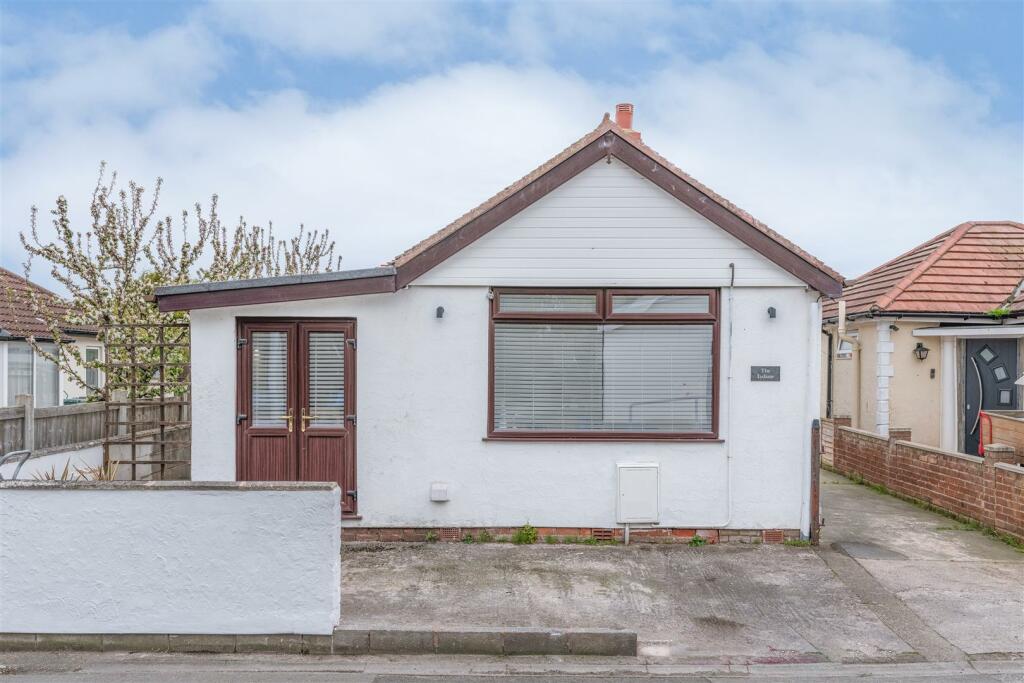 2 bedroom detached bungalow for sale in Sandbank Road, Towyn, Abergele