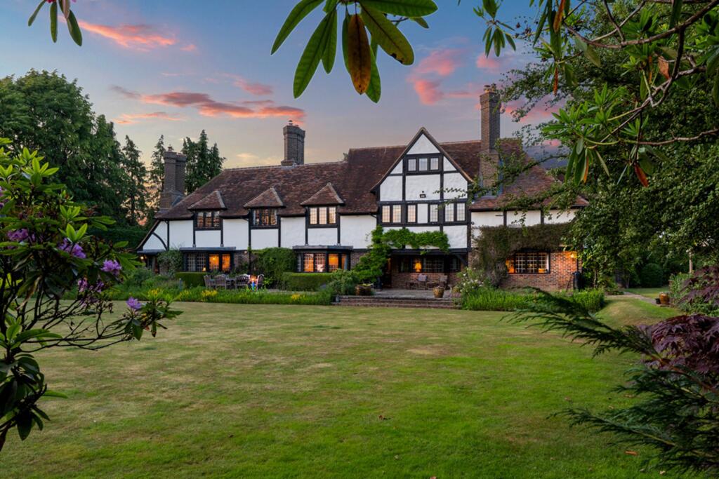 Main image of property: Park View Road, Woldingham, CR3