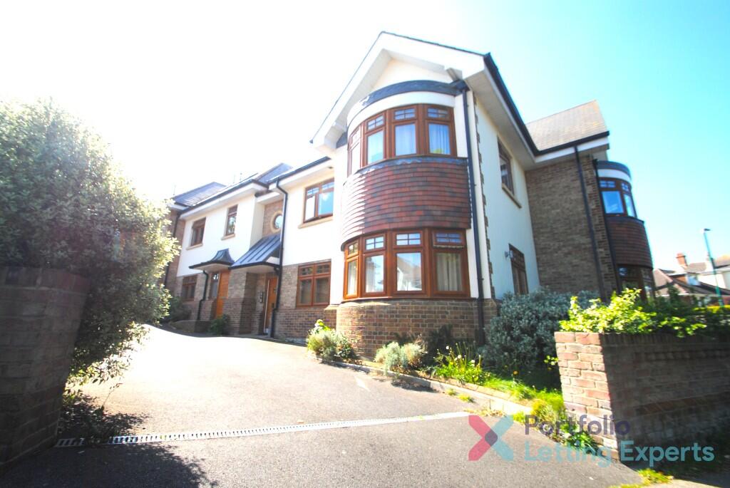 Main image of property: Professionals! Heating included! Beautiful 2 Bed Flat on Guildhill Road, with Off-Road Parking and Heating Included!