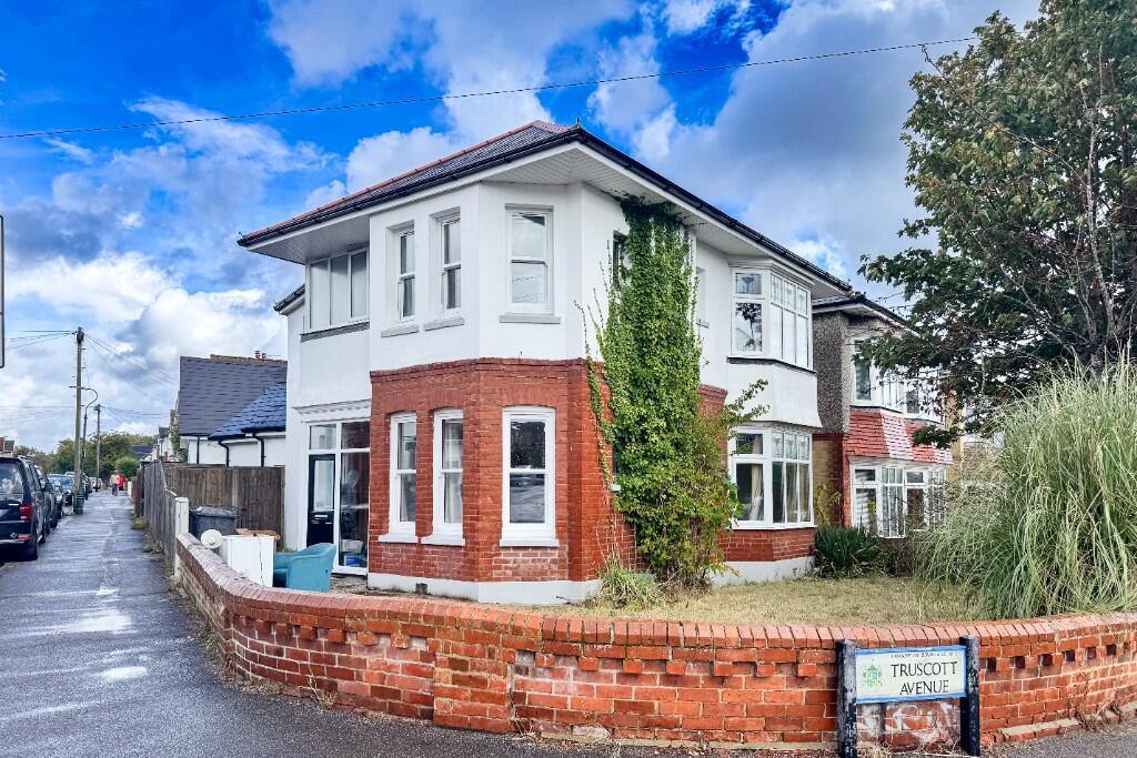 Main image of property: Students! Your Perfect Modern Home with a Private Garden and Spacious Rooms on Truscott Avenue