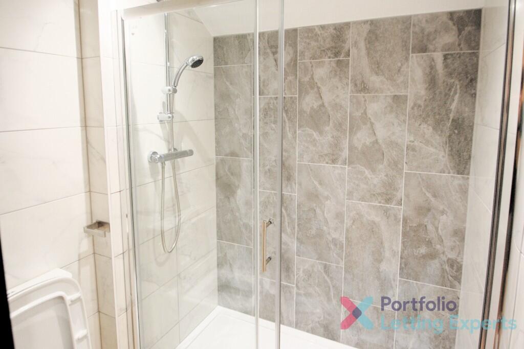 Additional image 13 of Students, Bills Included! Your Perfect Modern 6 Bedroom Home with Spacious Rooms on Northcote Road!