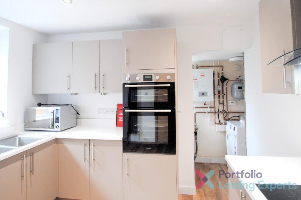 Additional image 5 of Students, Bills Included! Your Perfect Modern 6 Bedroom Home with Spacious Rooms on Northcote Road!
