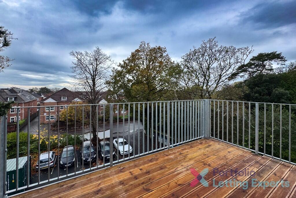 Main image of property: Professional Couples! 2 Double Bedroom Flat with Large Balcony and Off-Road Parking! - Richmond Park Road