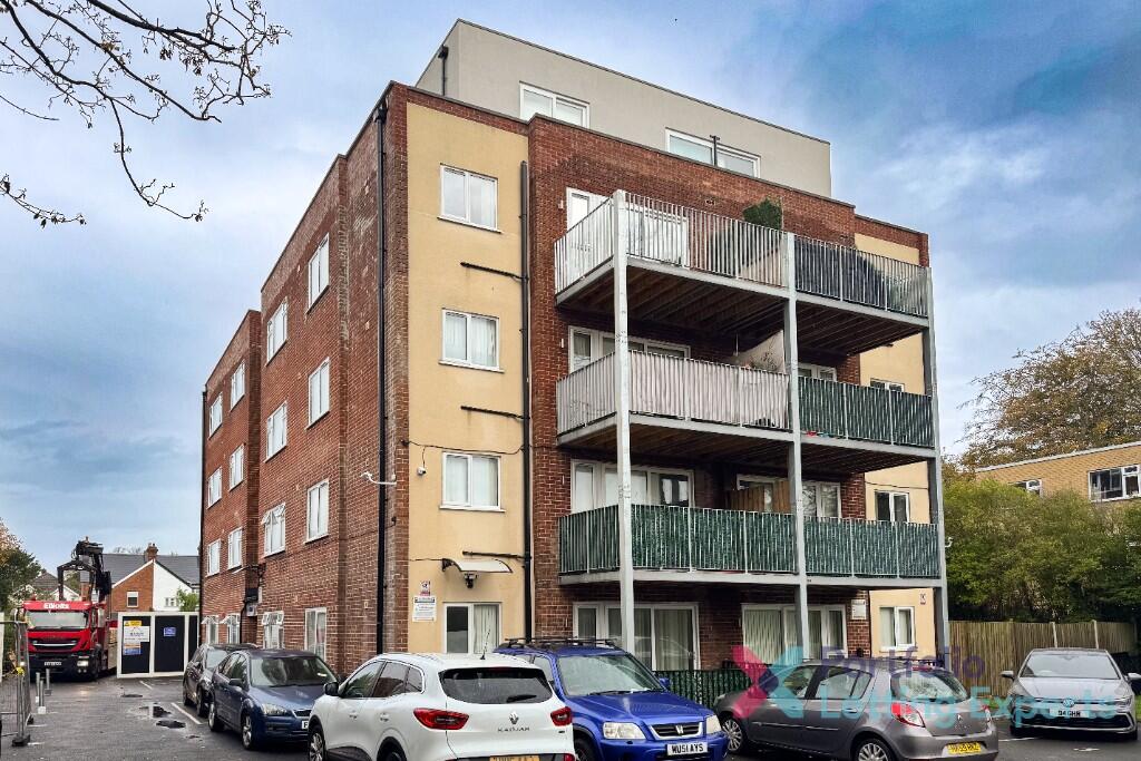 Main image of property: Massive Christmas Discount! Professional Couples - Modern 2 Double Bedroom Flat with Large Balcony & Off-Road Parking